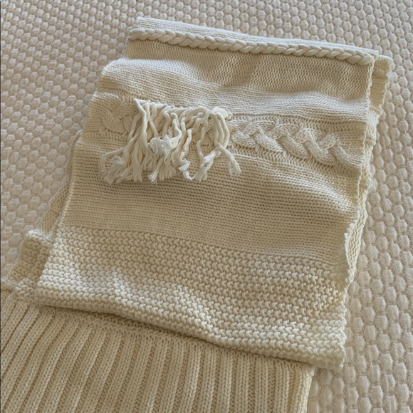 UGG Winter Scarf  NWT - Picture 16 of 17